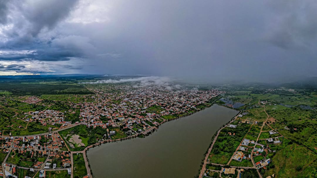 A chuva chegou, ficou, e a gente não quer que ela vá embora.