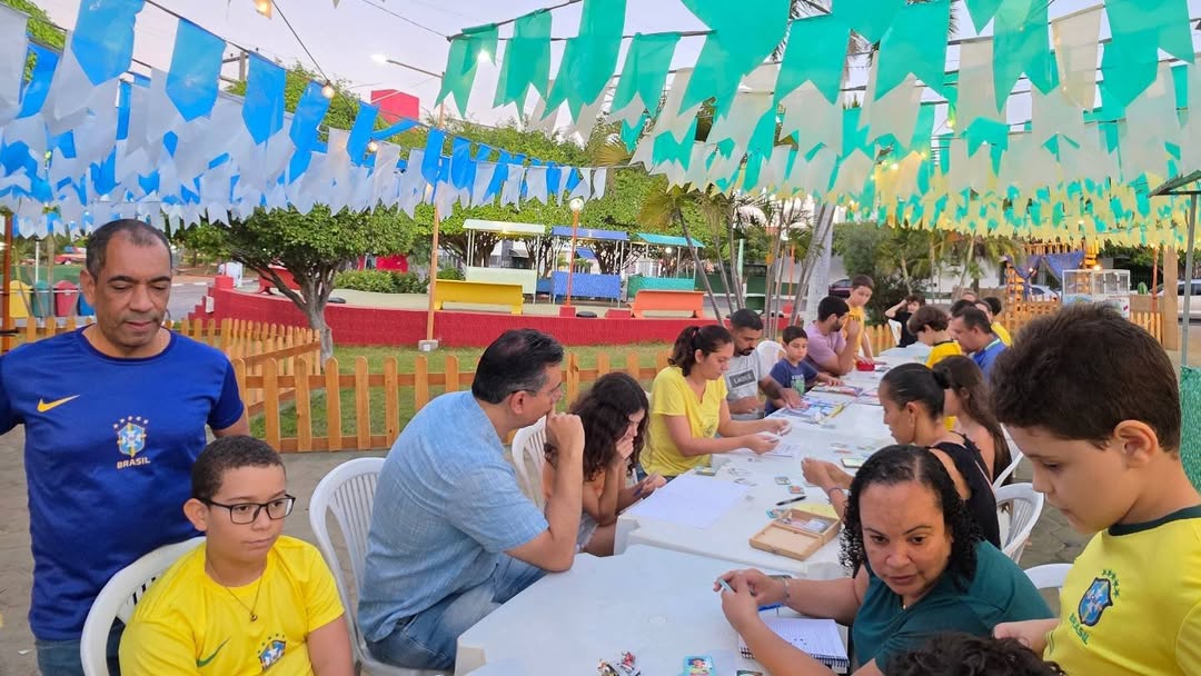 Hoje é dia de torcer para a nossa seleção brasileira, e também é dia de trocar figurinhas em nosso Arraiá de Troca de Figurinhas da Copa. A partir das 18h30, vamos nos encontrar na Praça Érico Cardoso.
