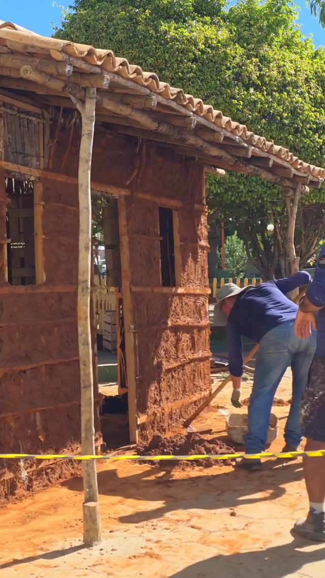 A Casinha de Barro e a nossa Vila Junina já estão ficando prontas.