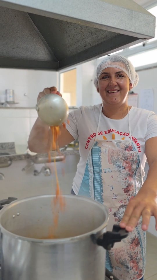 Também entramos na trend! Nossas merendeiras da Creche Cilene Louzada, em Caraíbas, mandaram bem demais no #viravirou.